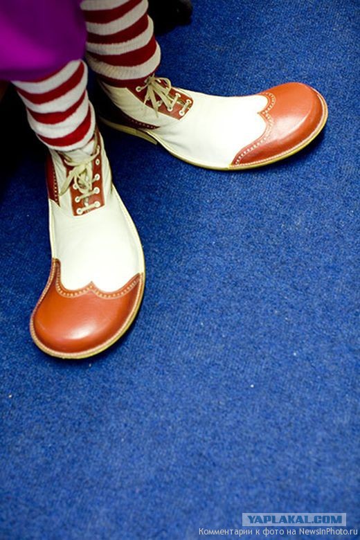 Интересно, её влево не клонит при ходьбе