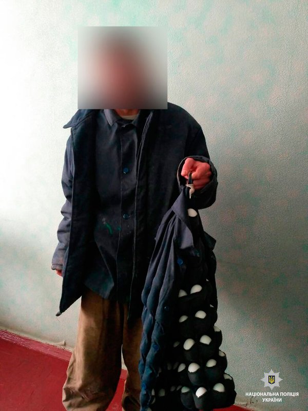 Куртка работника-вора на птицефабрике