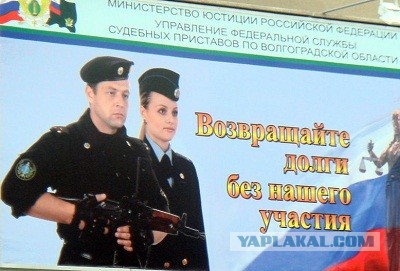 Сотрудники ФССП в Железногорске в рабочее время решили постоять «за углом», пока местные жители сидели в очередях и ждали их