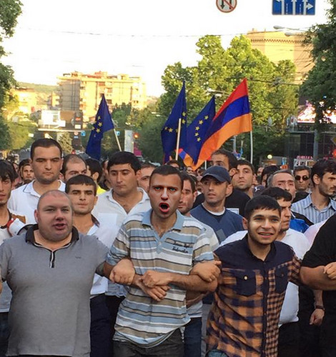 Разгон майдана в Ереване водометами