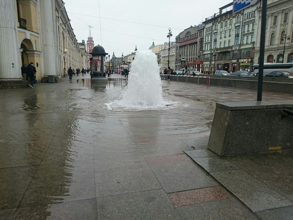 Из прорвавшихся труб в Петербурге забили два «фонтана»