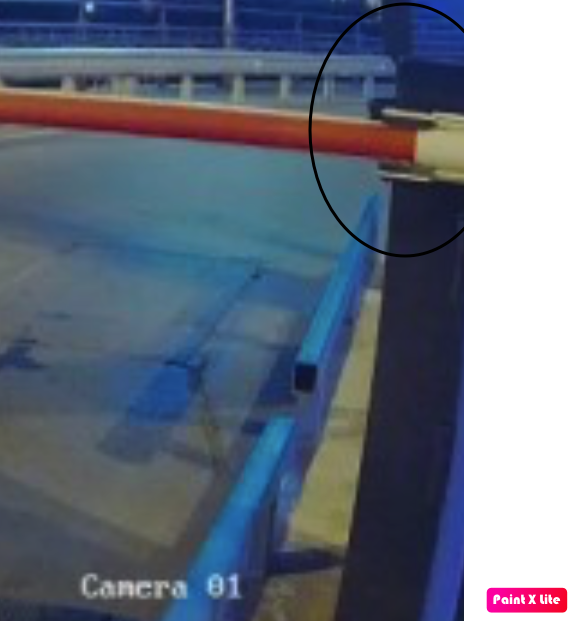 Девушка в ярости сломала шлагбаум из-за того, что он не выпускал её с парковки