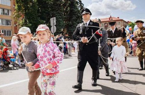 Дети изображают могилы