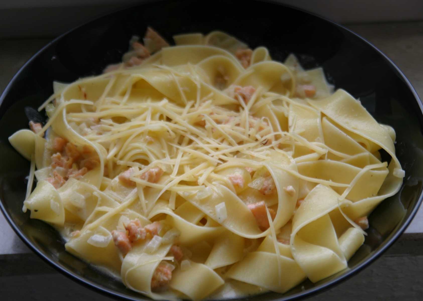 итальянская паста. спагетти бешамель. приготовление пасты шеф. насадка для фетучини. фетучини приготовление теста.