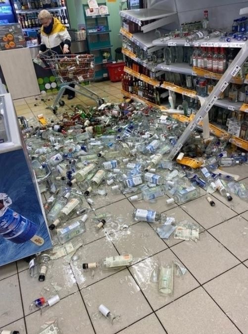 В одном из московских магазинов рухнул огромный стеллаж с алкоголем