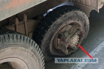 Колесо отскочило от КамАЗа, сбило двух человек и влетело в иномарку в Абрау-Дюрсо