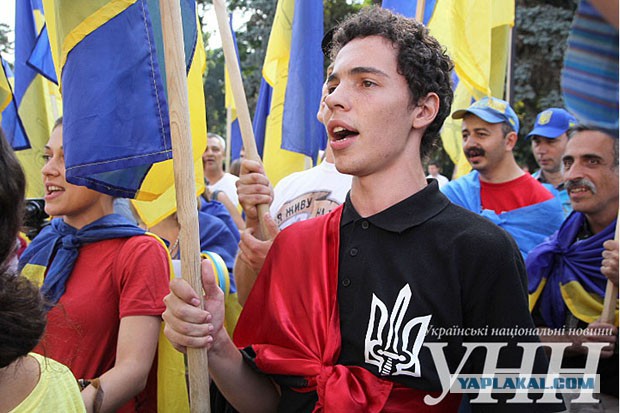 Митингующие в Киеве требуют отпустить военных..