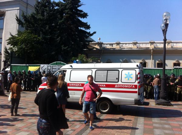 Митингующие в Киеве штурмуют здание Рады