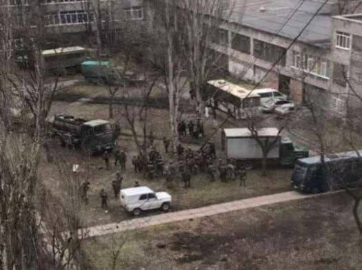 Украинские военные прячутся во дворе 52-й школы в Мариуполе