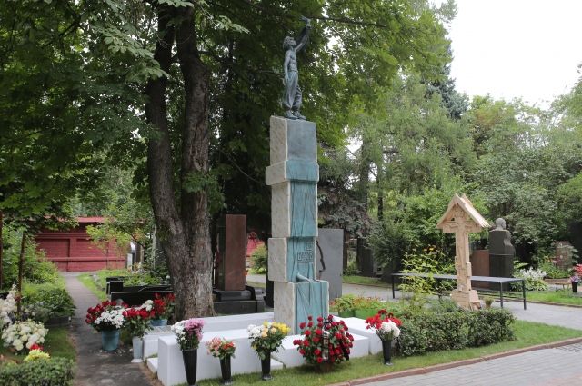 Могилы знаменитых советских актеров, снявшихся в фильме «Человек с бульвара капуцинов», вышедшего на экраны 38 лет назад