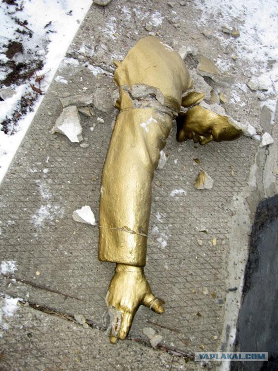 В Киеве разрушили памятник Ленину!