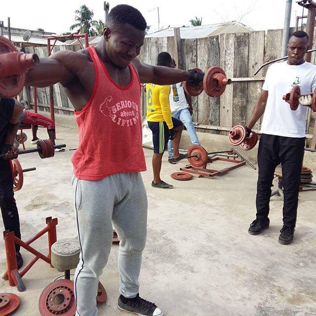 Качалка из бетона и палок: Парень из Ганы собрал самодельный тренажерный зал