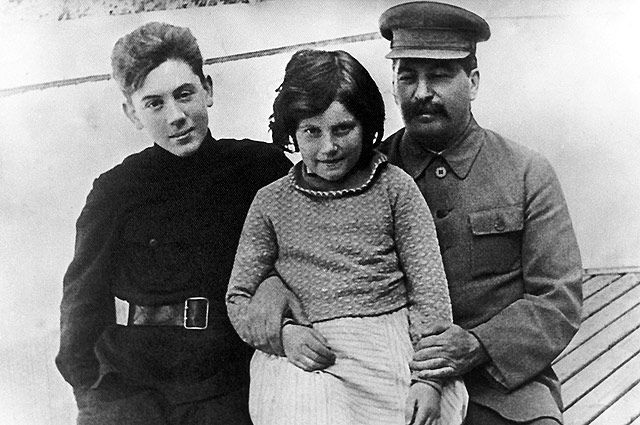 «Я живу, пока жив отец». За чьи грехи заплатил Василий Сталин?