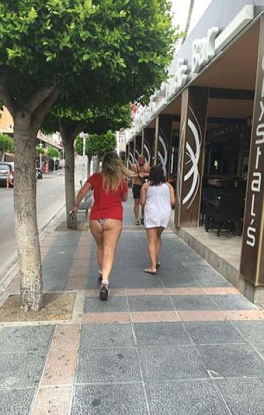 Пьяные британские девки на испанском курорте возвращаются с ночных загулов