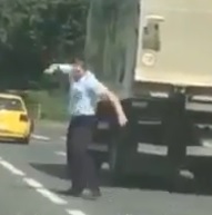 Копы погнались за жёлтым "Гольфом" на Качалова, но попытка проехать по встречке оказалась плохой идеей.