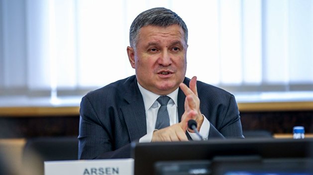 В центре Луцка неизвестный мужчина захватил автобус с заложниками