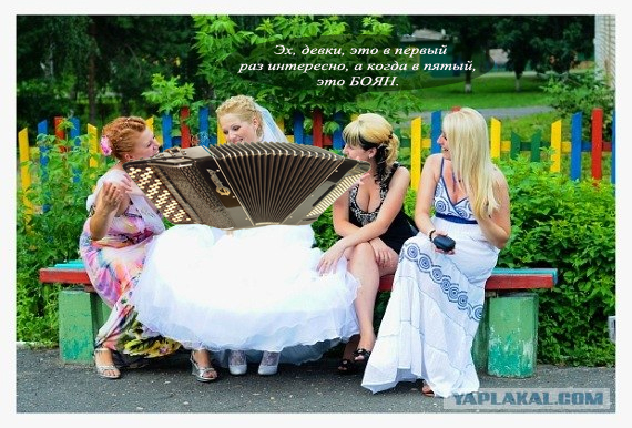 Хвастается.