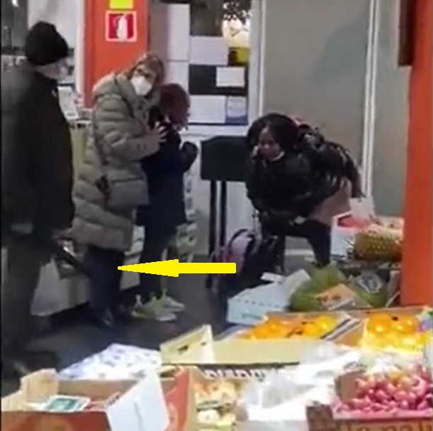 Черная ЯЖЕМАТЬ попыталась сп**дить товар из магазина, но её заперли в помещении до приезда полиции
