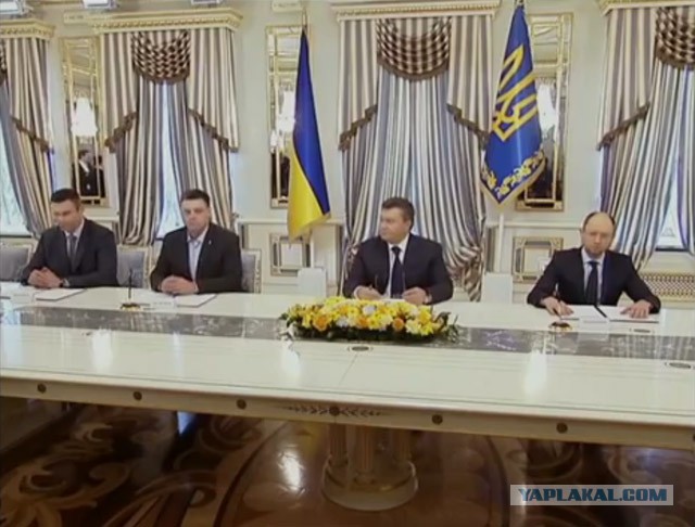 Митингующие в Киеве штурмуют здание Рады