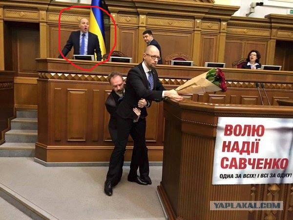 Фото: Яценюка с розами унесли со сцены