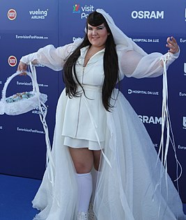 Сестра Ким Кардашьян появилась на Каннском фестивале в платье-сетке без белья