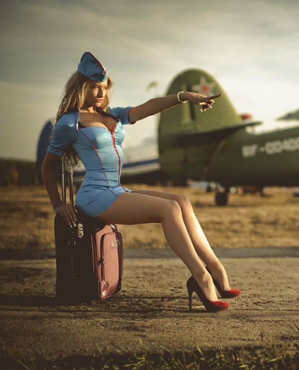 Жопастая стюардесса. Красивые девушки в самолете. Девушки в военной форме. Фотосессия с самолетом. Девушка и военный самолет.