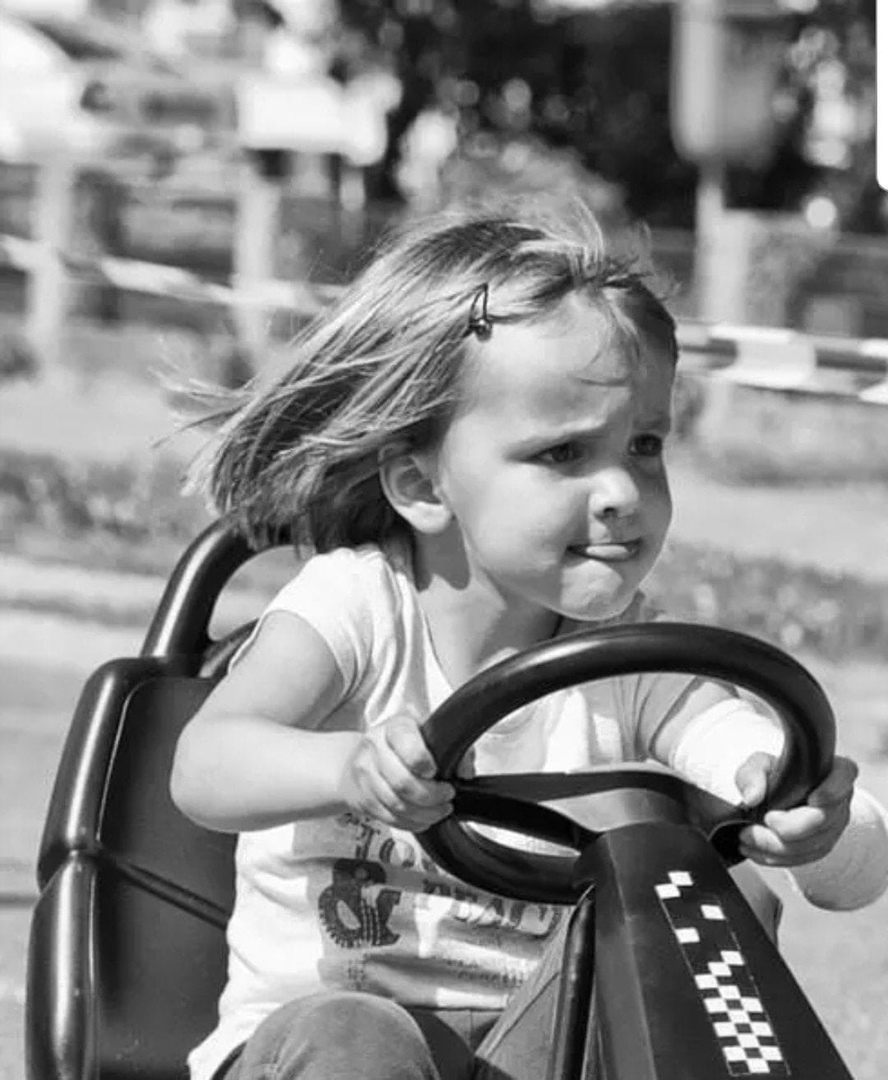 Маленькая девочка за рулем