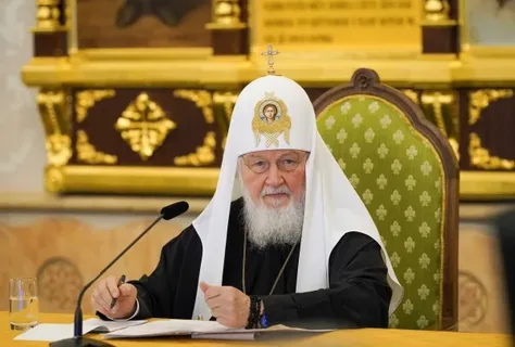 Лёгким движением зимы шестиполосная дорога...