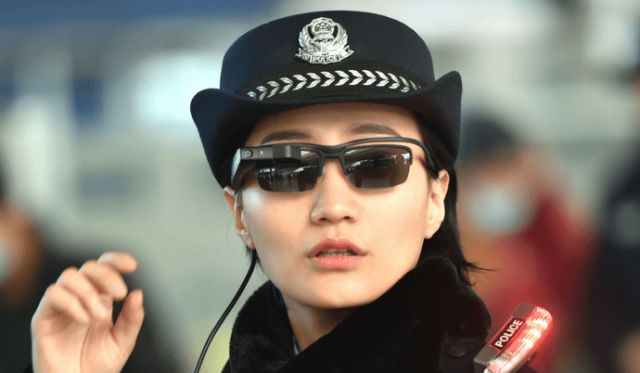 Пекинские полицейские ловят преступников с помощью умных очков