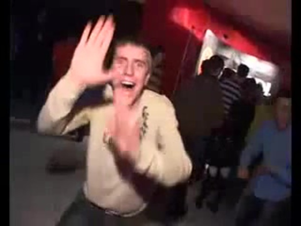 Девушка танцует в доме напротив