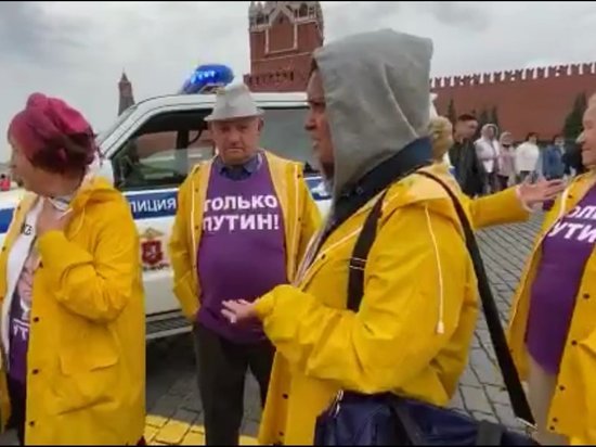 Москвича задержали за футболку с изображением Навального