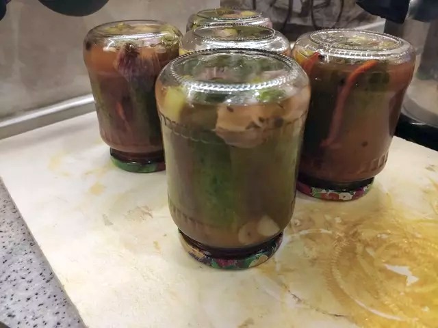 Пикантные огурцы, маринованные с острым кетчупом на зиму