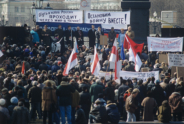 В России ищут тех, кто портит Z-автомобили. Машины поджигают и прокалывают им колёса. Возможно, к этому причастны ультраправые.