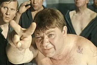 В немецкий город Клаузнитц приехали беженцы, их встречает толпа немцев