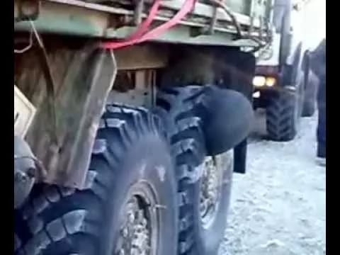 Машину разворотило от лопнувшего колеса (3 фото+видео)