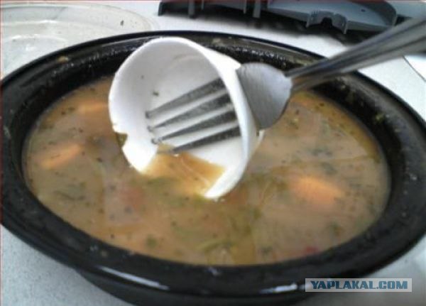 Дырки в пластиковых ложках.