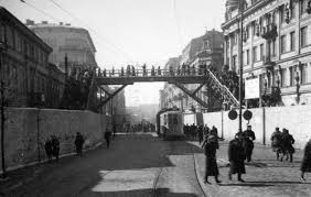 В Кургане в одном из ТЦ для посетителей без QR-кодов соорудили специальную антиковидную дорожку из деревянных поддонов