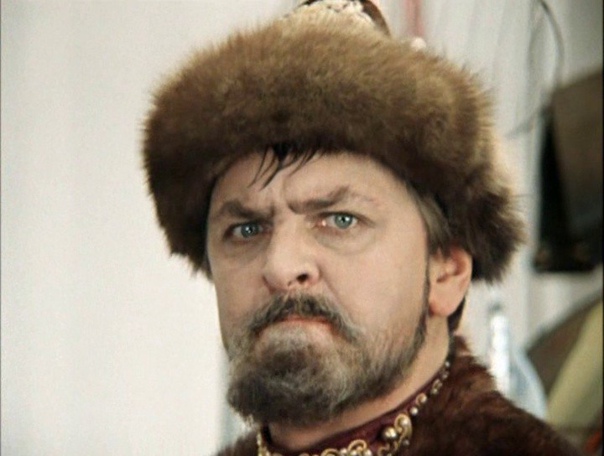 Что это за красные колонны в Петербурге?