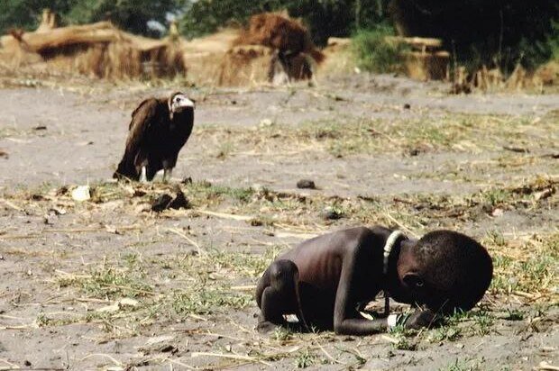 «Девочка и стервятник»: как всего один репортажный снимок разрушил карьеру и жизнь фотографа Кевина Картера.Судан, 25 марта 1993