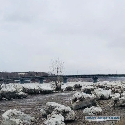 Ледоход на набережной в Томске