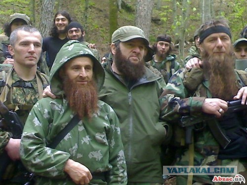 Чеченцы танцуют лезгинку на Русском флаге