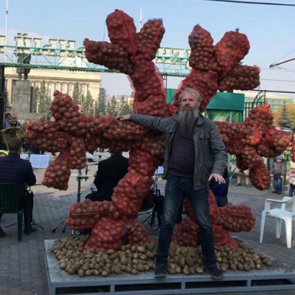 Беларусы капаюць бульбу