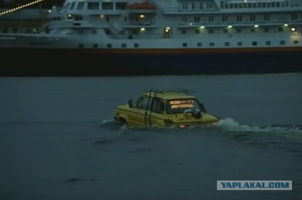 Петербуржцы сняли на видео такси, плывущее по Мойке. Водителя и пассажира спасли