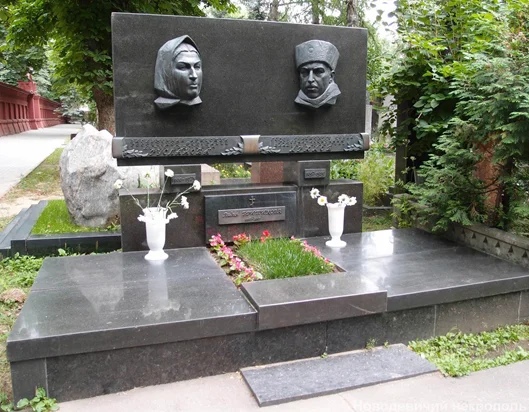 Звезды советского кино, обретшие покой на Новодевичьем кладбище в Москве