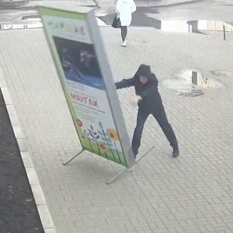 Москвич бросил в Вечный огонь памятные венки у мемориального комплекса участникам Великой Отечественной войны в Старой Руссе