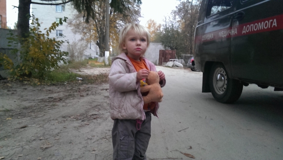 Бездомный спас брошенную под Киевом девочку 2 лет