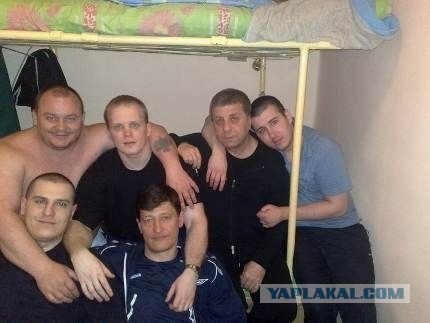 В камеры к арестованным водят проституток