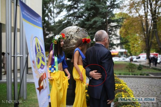 Полуголые студентки Ужгорода развлекали депутатов