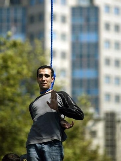 Да ничего особенного, просто чувак меняет лампочку