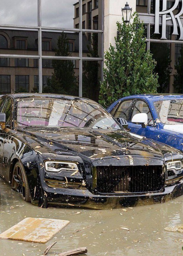Так выглядят затопленные премиальные автомобили на улицах Дубая после сильных дождей